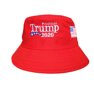 Красная шляпа ведра Дональд Трамп, держит президента 2020 шляпы ведра Америки большего МАГА
