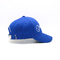 Швы совпадают с цветом ткани на шестипанельной бейсбольной шапке из хлопка с вышитым логотипом