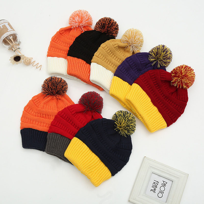 Осенняя зимняя шляпа сочетание трикотажные шапочки Skully Модные теплые с Pompom Fur Pom Pom для женщин Двухцветный модный шапочек