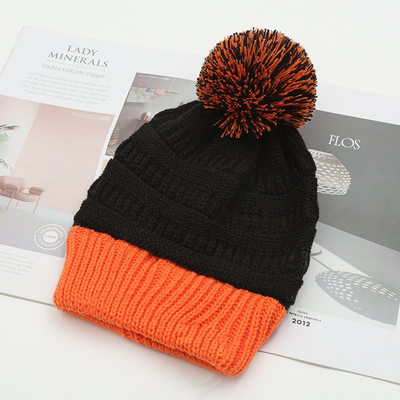 Осенняя зимняя шляпа сочетание трикотажные шапочки Skully Модные теплые с Pompom Fur Pom Pom для женщин Двухцветный модный шапочек