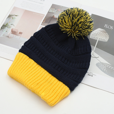 Осенняя зимняя шляпа сочетание трикотажные шапочки Skully Модные теплые с Pompom Fur Pom Pom для женщин Двухцветный модный шапочек