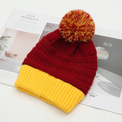 Осенняя зимняя шляпа сочетание трикотажные шапочки Skully Модные теплые с Pompom Fur Pom Pom для женщин Двухцветный модный шапочек