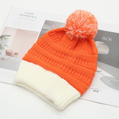 Осенняя зимняя шляпа сочетание трикотажные шапочки Skully Модные теплые с Pompom Fur Pom Pom для женщин Двухцветный модный шапочек