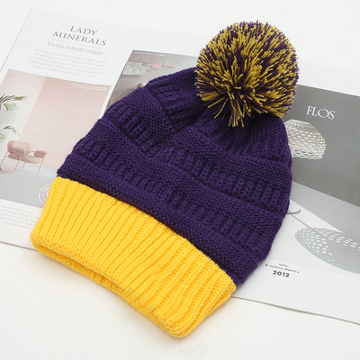 Осенняя зимняя шляпа сочетание трикотажные шапочки Skully Модные теплые с Pompom Fur Pom Pom для женщин Двухцветный модный шапочек