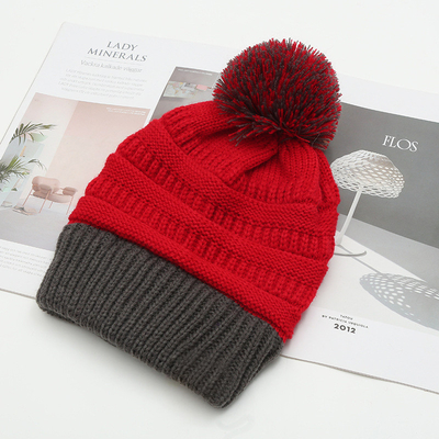 Осенняя зимняя шляпа сочетание трикотажные шапочки Skully Модные теплые с Pompom Fur Pom Pom для женщин Двухцветный модный шапочек