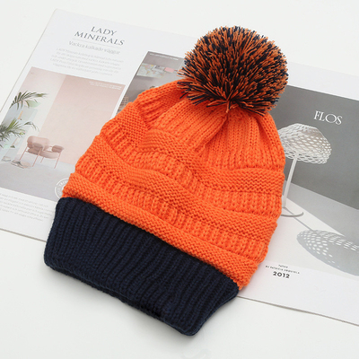 Осенняя зимняя шляпа сочетание трикотажные шапочки Skully Модные теплые с Pompom Fur Pom Pom для женщин Двухцветный модный шапочек