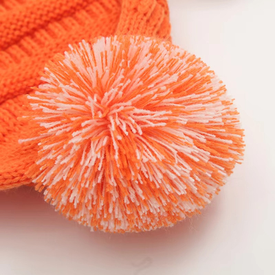 Осенняя зимняя шляпа сочетание трикотажные шапочки Skully Модные теплые с Pompom Fur Pom Pom для женщин Двухцветный модный шапочек