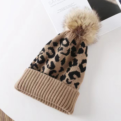 Высококачественный Pom Pom Зимний Леопард Печатный Шапочка оптом Мягкие Теплые Трикотажные Шапочки