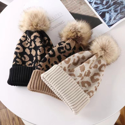 Высококачественный Pom Pom Зимний Леопард Печатный Шапочка оптом Мягкие Теплые Трикотажные Шапочки